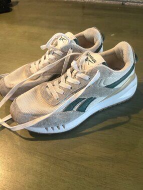 Reebok Galaxy 16 Womens Sneakers Size 7.5 White & Green Suede & Mesh Casual Athl